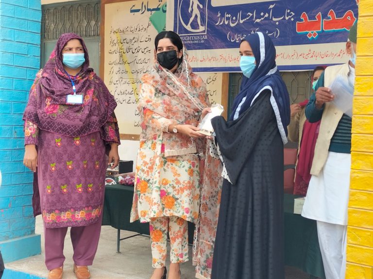 اسسٹنٹ کمشنر جہانیاں آمنہ احسان تارڑ گورنمنٹ گرلز ہائی سکول ٹھٹھہ صادق آبادکے دورے کے دوران میٹرک کے سالانہ امتحان میں کامیاب ہونے والی طالبات کو سرٹیفکیٹ سے نواز رہی ہیں۔