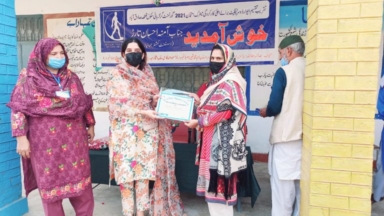 اسسٹنٹ کمشنر جہانیاں آمنہ احسان تارڑ گورنمنٹ گرلز ہائی سکول ٹھٹھہ صادق آبادکے دورے کے دوران میٹرک کے سالانہ امتحان میں بہترین تدریسی کارکردگی پر ٹیچر کو سرٹیفکیٹ سے نواز رہی ہیں۔