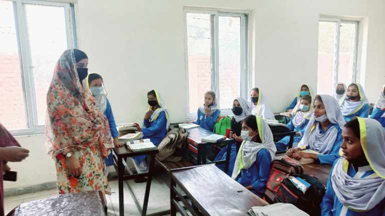 اسسٹنٹ کمشنر جہانیاں آمنہ احسان تارڑ گورنمنٹ گرلز ہائی سکول ٹھٹھہ صادق آبادکے دورے کے دوران کلاس روم کا معائنہ کر رہی ہیں