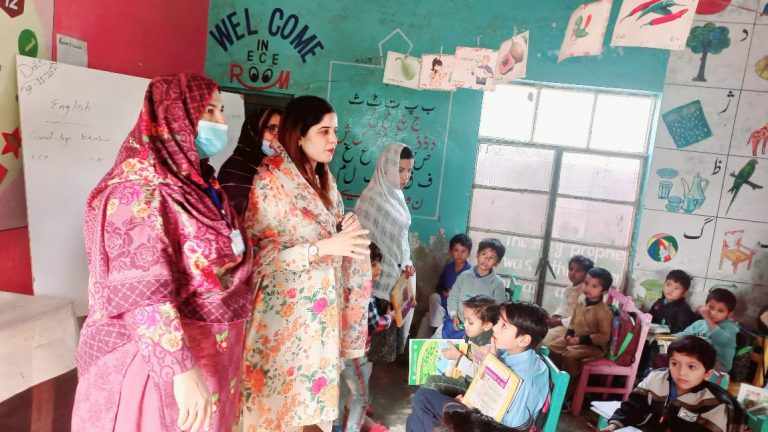 اسسٹنٹ کمشنر جہانیاں آمنہ احسان تارڑ گورنمنٹ گرلز ہائی سکول ٹھٹھہ صادق آبادکے دورے کے دوران کلاس روم کا معائنہ کر رہی ہیں