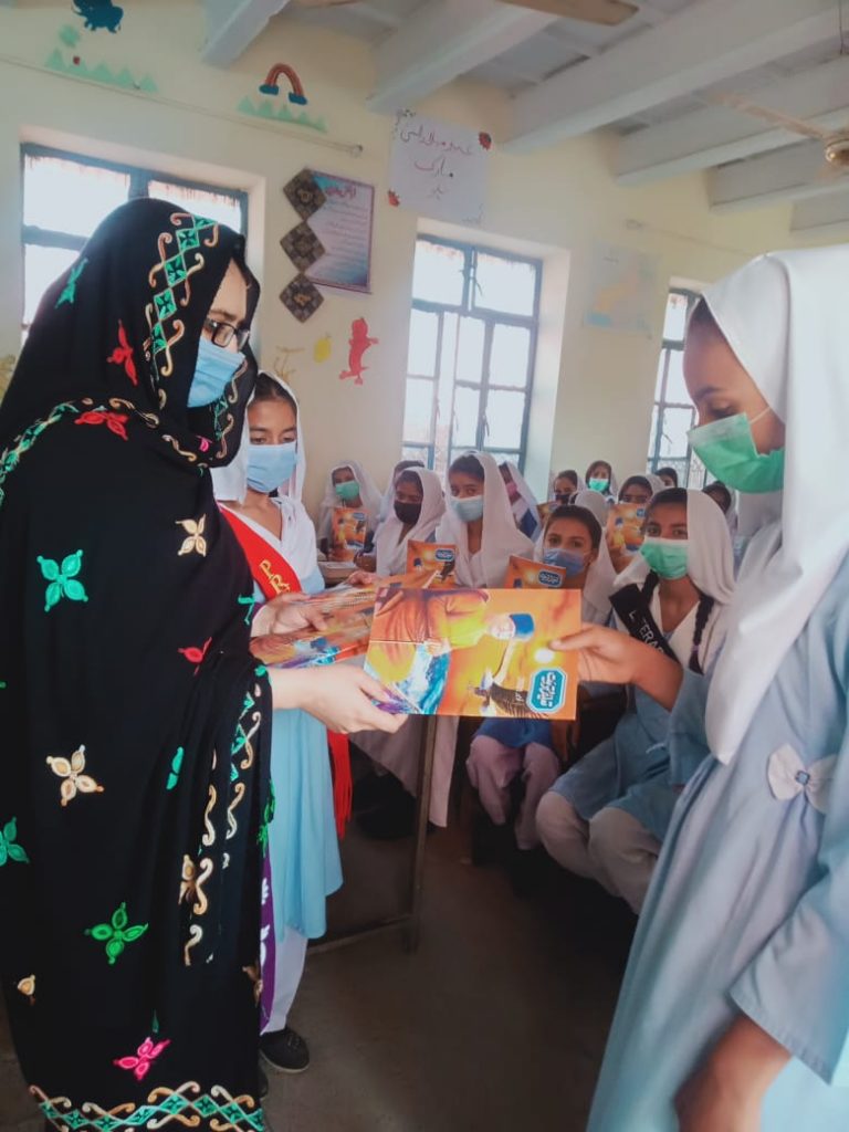 گورنمنٹ گرلز ہائی سکول کالا ضلع ڈیرہ غازی خان میں ایک ٹیچر سٹوڈنٹ کونسل کے عہدیداران کی معاونت سے اپنی کلاس کی طالبات میں بچوں کے رسائل تقسیم کر رہی ہیں۔