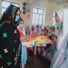 گورنمنٹ گرلز ہائی سکول کالا ضلع ڈیرہ غازی خان میں ایک ٹیچر سٹوڈنٹ کونسل کے عہدیداران کی معاونت سے اپنی کلاس کی طالبات میں بچوں کے رسائل تقسیم کر رہی ہیں۔